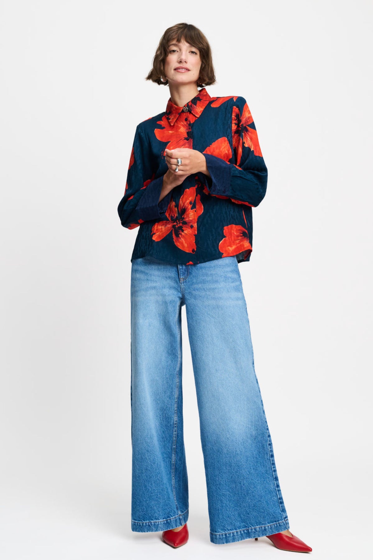 Blouse Alex Bloom Rouge van POM Amsterdam, lichtgewicht met bloemenprint, gedragen door een model op de foto.