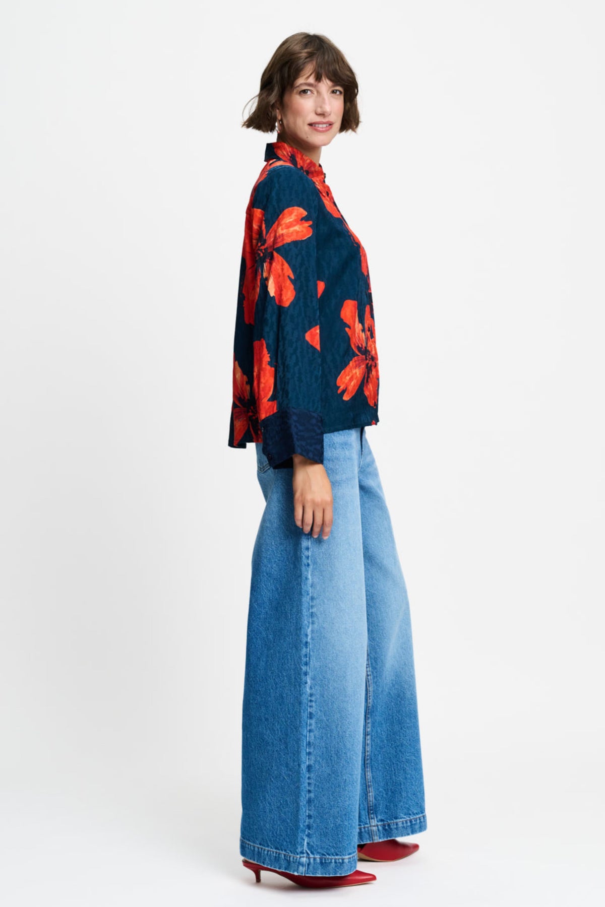 Roze blouse Alex Bloom van POM Amsterdam, met elegante pasvorm en bloemenprint, gedragen door een model.