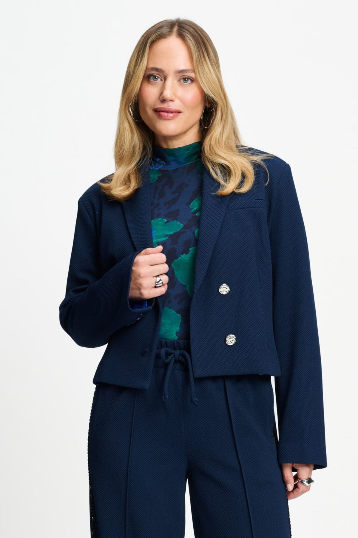 Blazer Cassie Eternal Blue van POM Amsterdam, getailleerd met knoopsluiting en lange mouwen, voor een stijlvolle uitstraling.