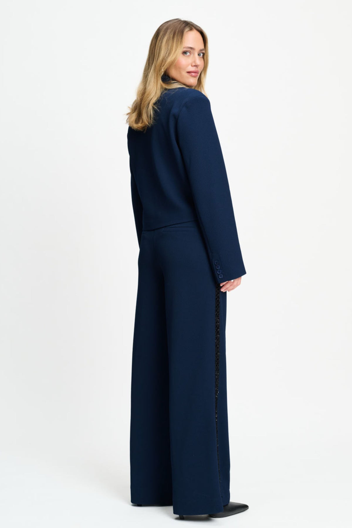 Blazer Cassie Eternal Blue van POM Amsterdam, close-up van de blauwe blazer met knoopsluiting en stijlvolle pasvorm