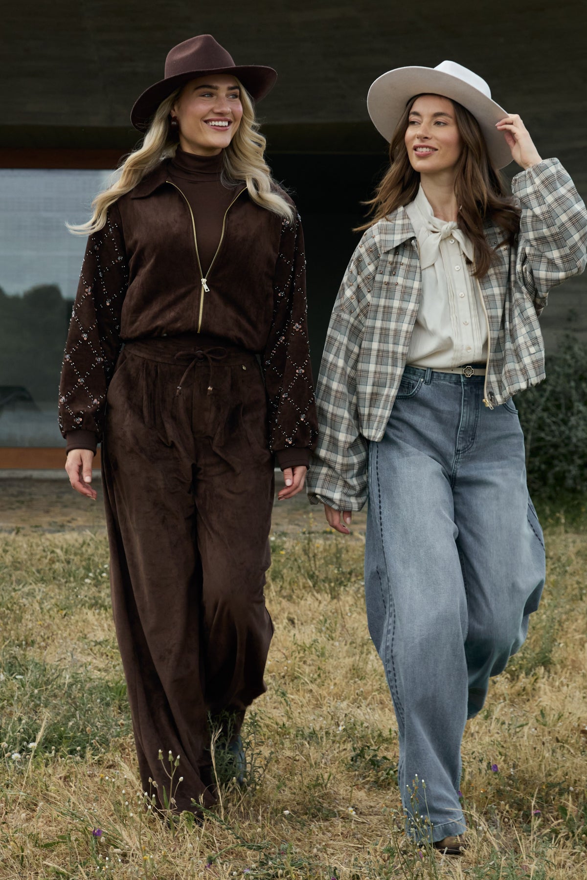 Nukus Bertie suède broek in chocoladekleur, getoond op model met details van de pasvorm en stof.