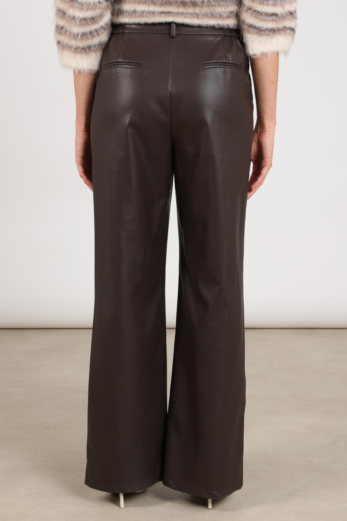 Donkere chocolade bruine broek van Nukus, Beverly PU, met een strakke pasvorm en stijlvolle uitstraling.