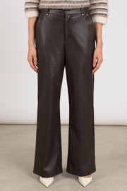 Donkere chocolade bruine Nukus Beverly PU broek met rechte pasvorm en elastische taille, gedragen door een model.