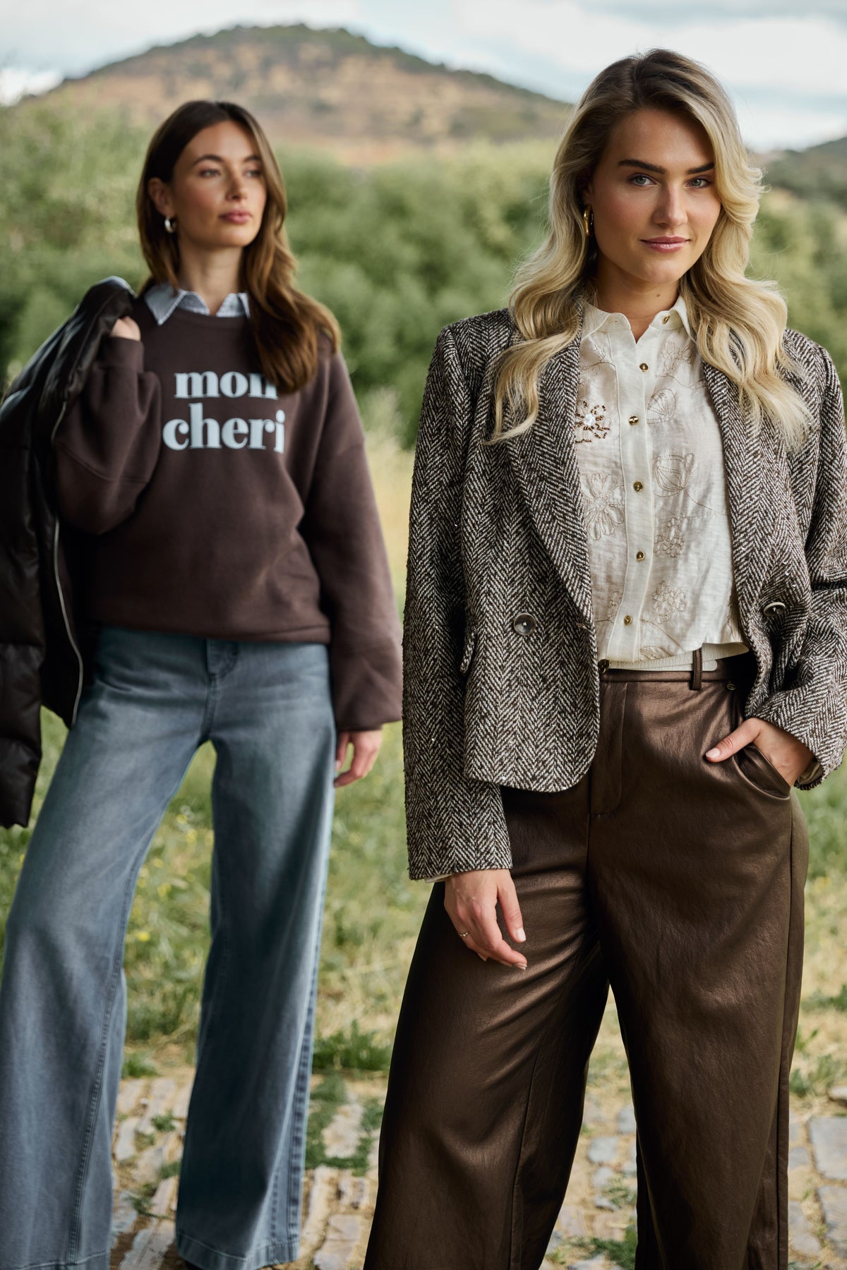 Offwhite blouse Aaliya met borduursel van Nukus, elegante damesblouse met gedetailleerd embroidery, modieus en verfijnd ontwerp
