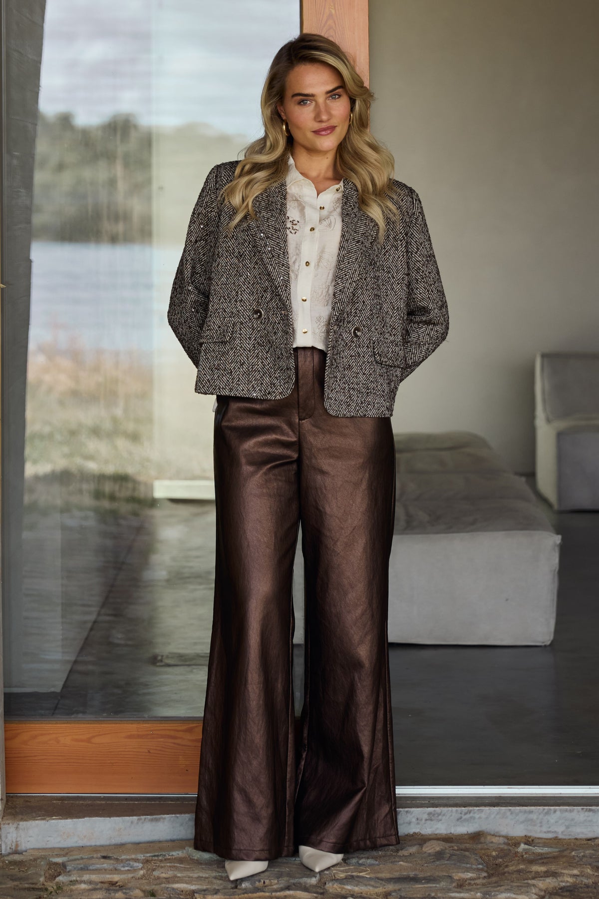 Offwhite blouse Aaliya met borduursel van Nukus, zijden stof en elegante pasvorm, zichtbaar in de afbeelding.