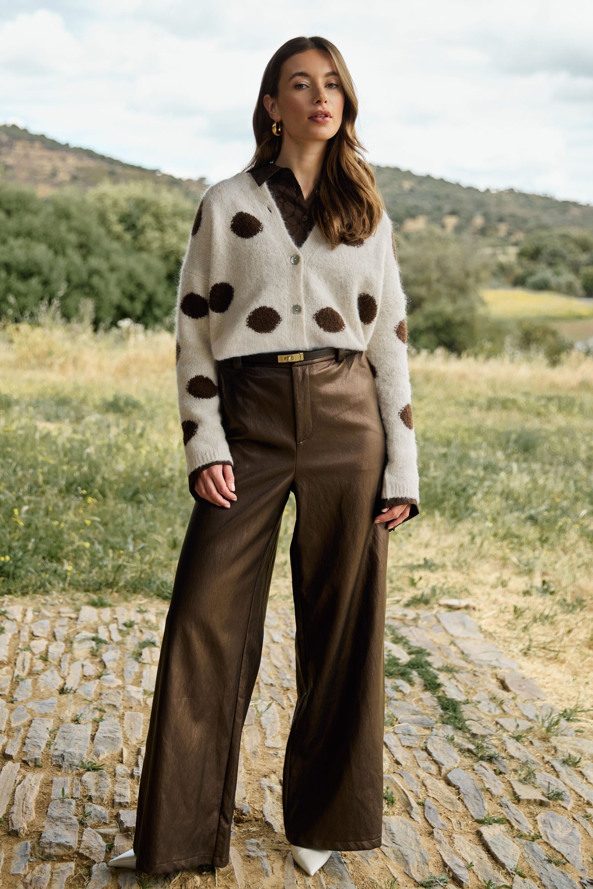 Nukus Bodine chocolade broek met rechte pasvorm en elastische tailleband, donkerbruin, comfortabele damesmode.