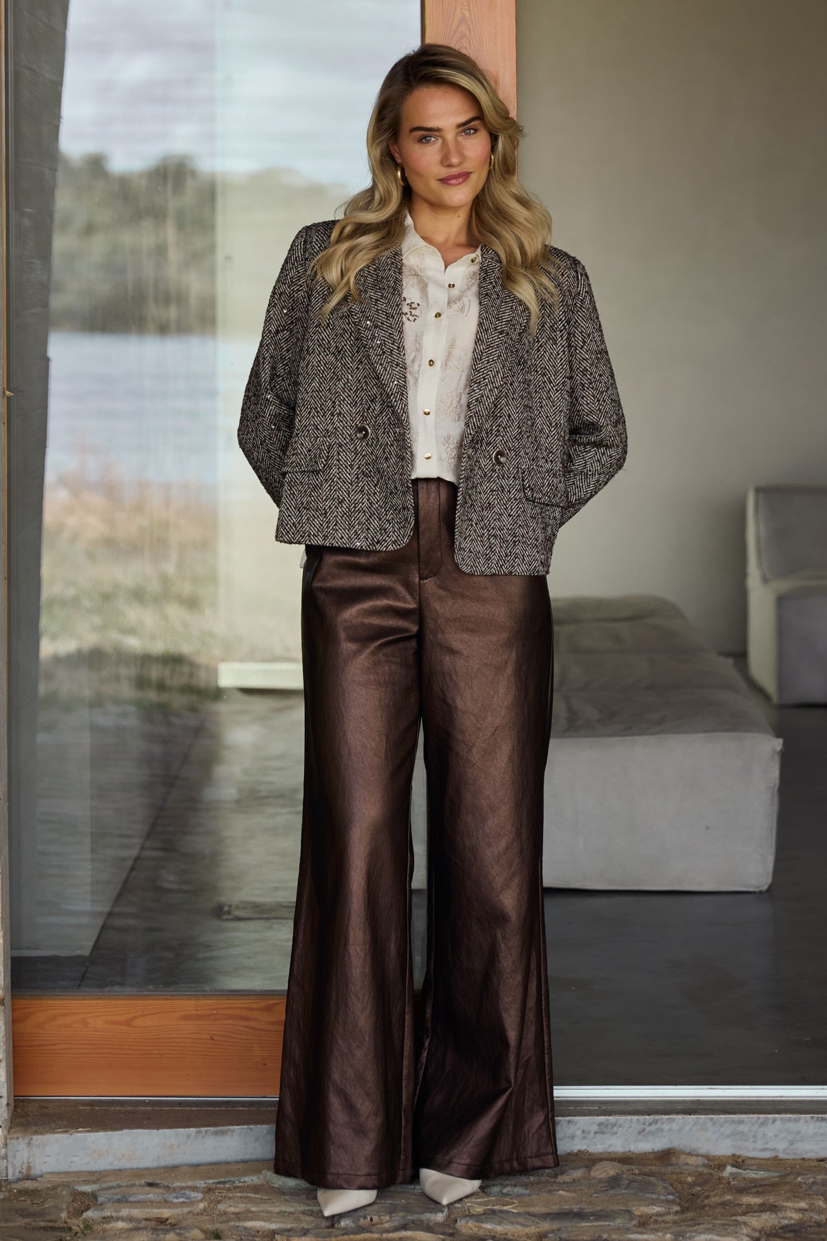Nukus Bodine Chocolate broek, donkere bruine stof met rechte snit, getoond op mannequin, modieuze casual broek voor dames
