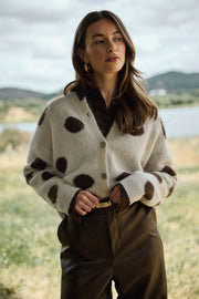 Offwhite chocolade vest van Nukus met dots, stijlvolle en comfortabele damesoutfit, zichtbaar met knopen en zachte stof.