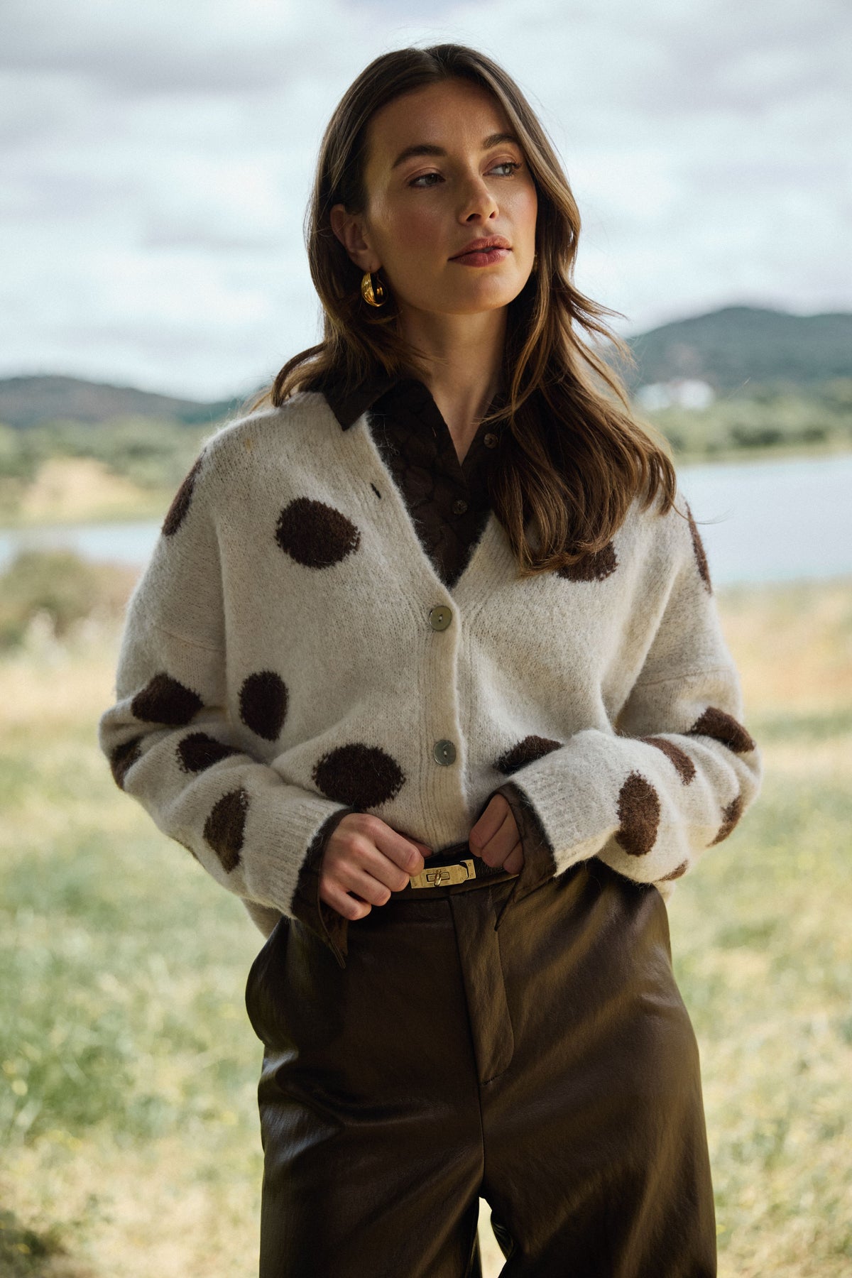 Donkere chocolade blouse Alice van Nukus met lange mouwen en elegante pasvorm, gedragen door een model.