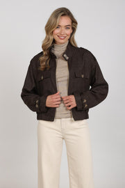 Nukus Hope Chocolate NKF13158 jas voor dames, donkerbruine winterjas met capuchon en ritssluiting, gedragen door een model.