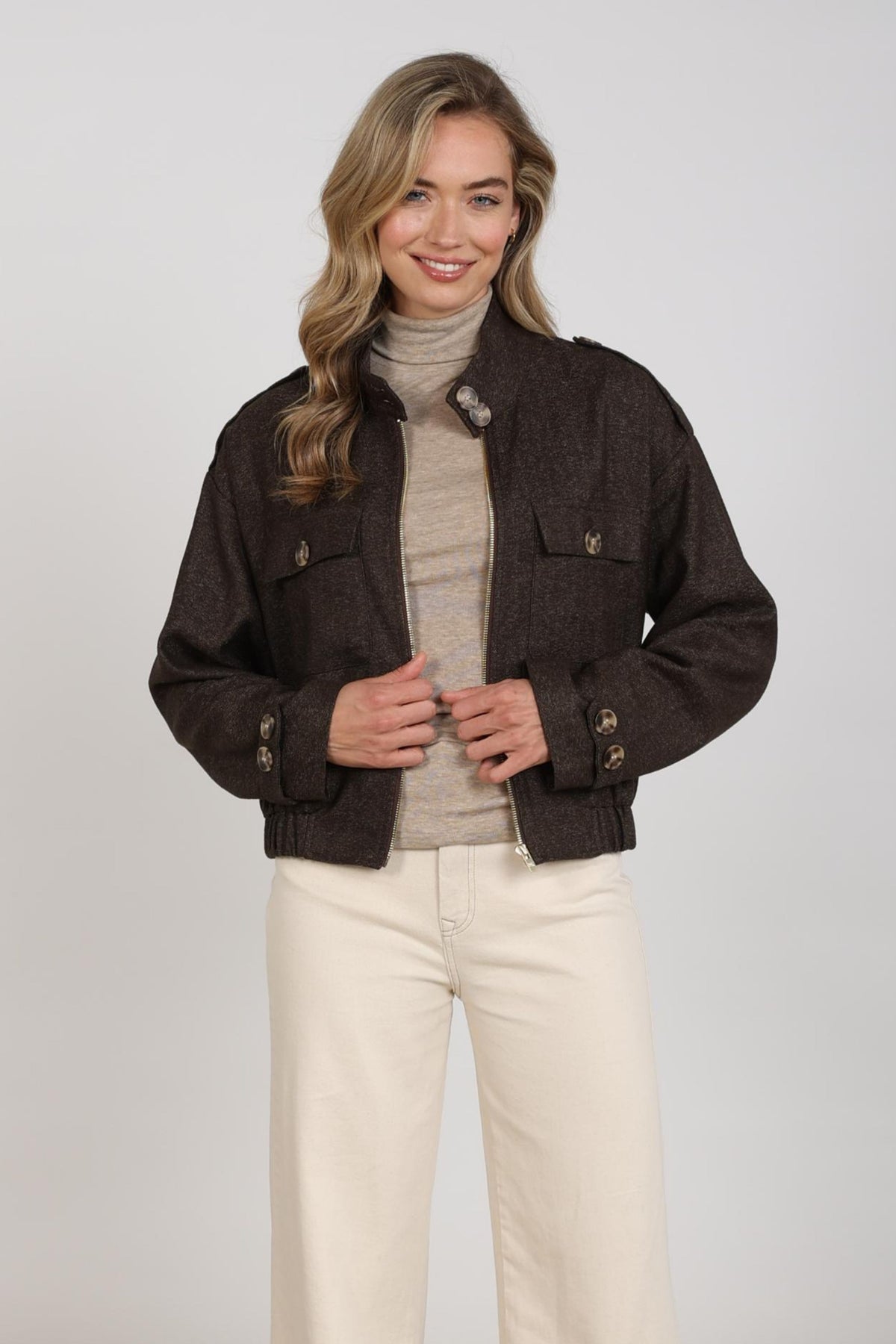 Nukus Hope Chocolate NKF13158 jas voor dames, donkerbruine winterjas met capuchon en ritssluiting, gedragen door een model.