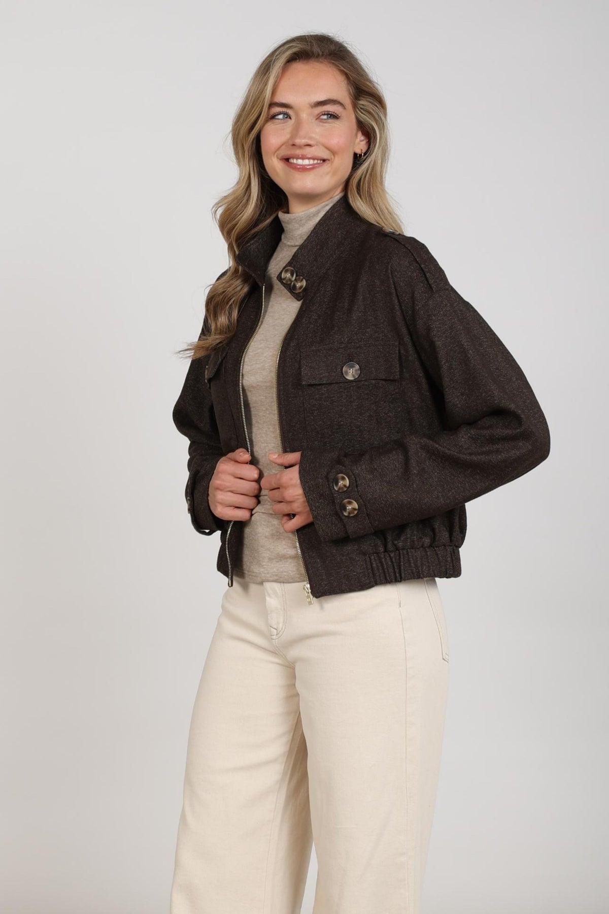 Nukus Hope Chocolate jacket, damesmodel met capuchon en ritssluiting, modieus en warm, zichtbaar op de afbeelding.