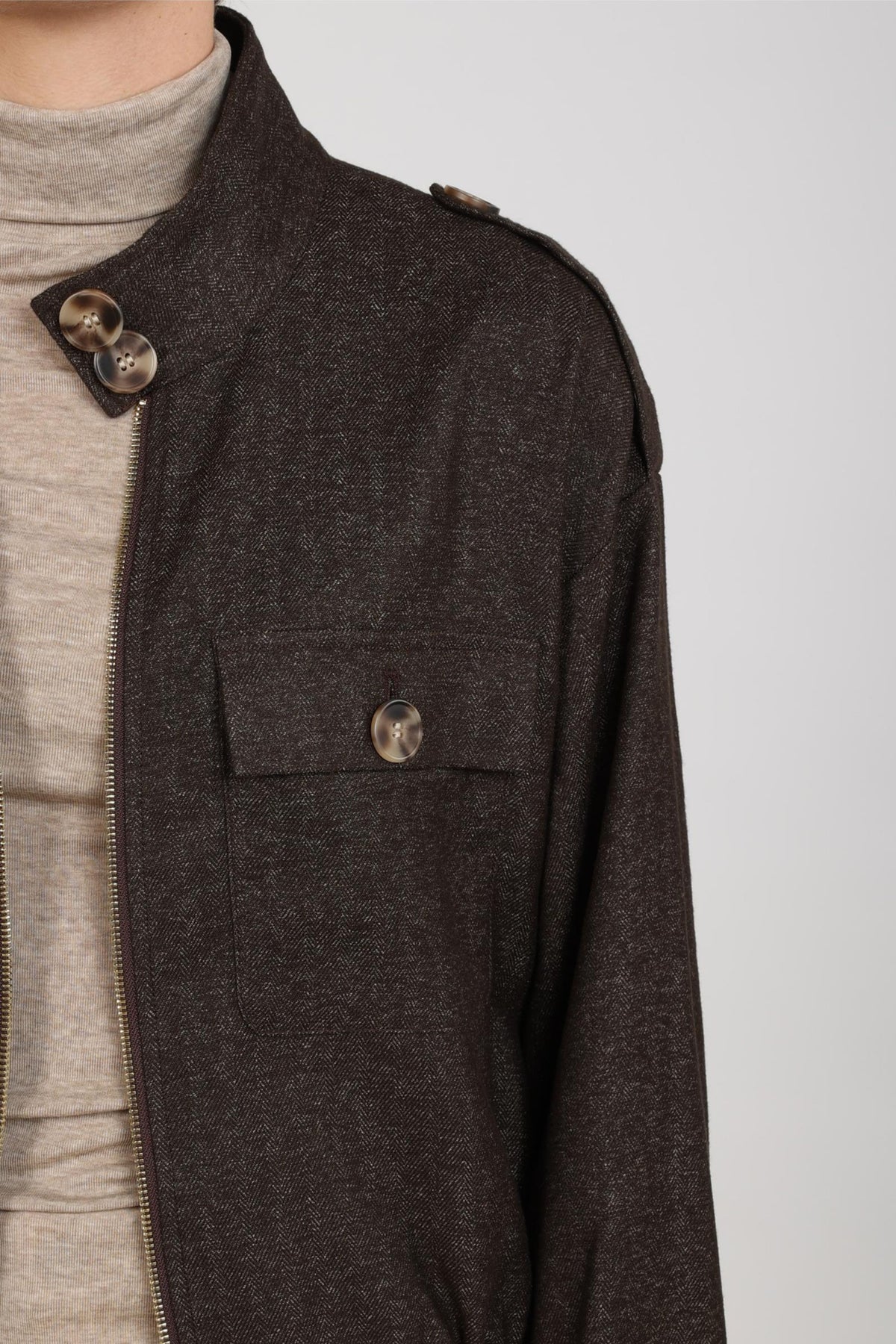 Nukus Hope chocolade jacket, modieuze damesjas met knopen en capuchon, comfortabel en stijlvol voor dagelijks gebruik