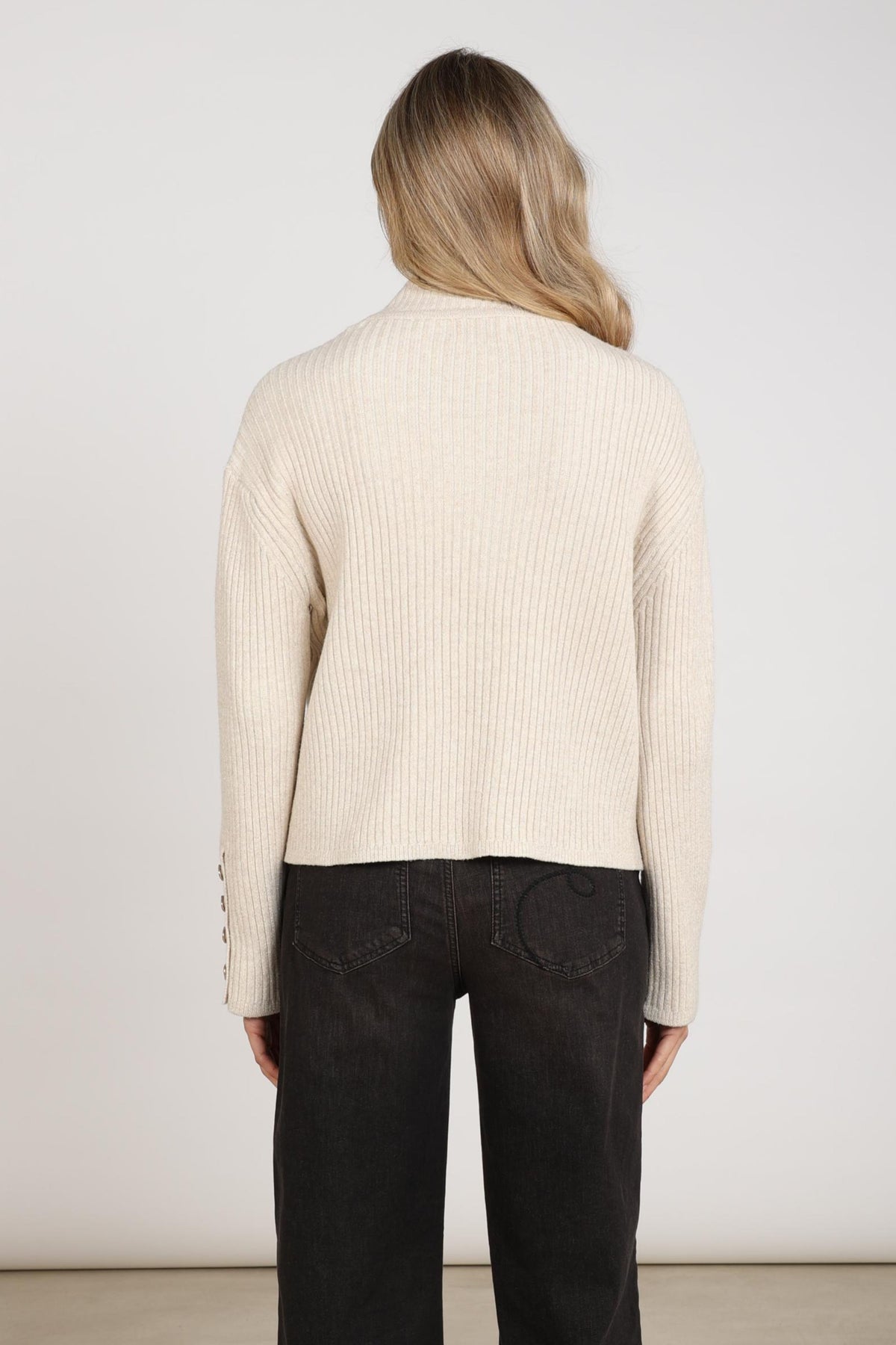 Nukus Kimberlie Sand trui met ronde hals en lange mouwen, lichtgewicht en comfortabel, weergegeven op model.