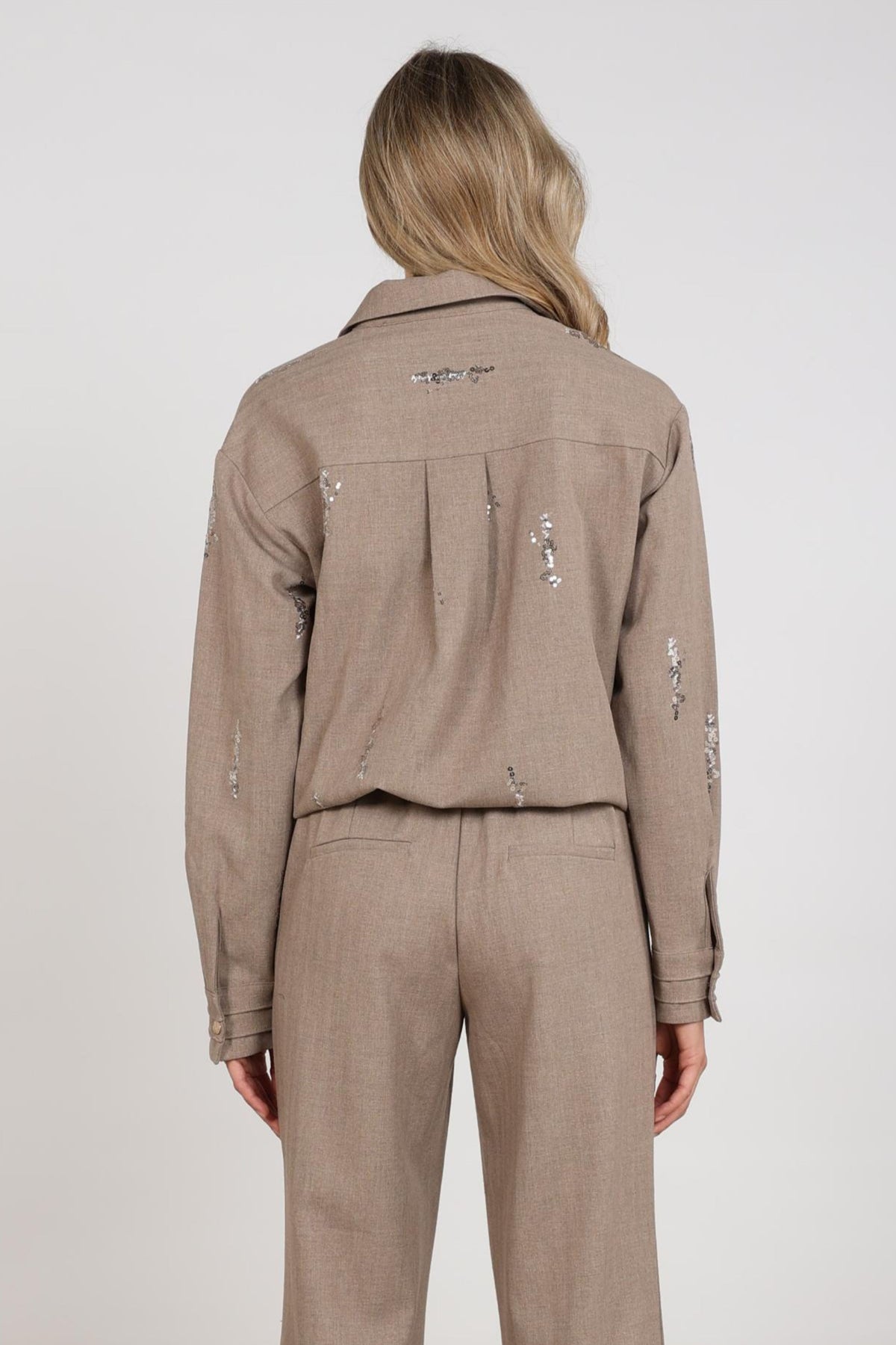 Taupe Nukus blouse Annelynn met pailletten, elegante top met lange mouwen en subtiele glans, voor een stijlvolle uitstraling.