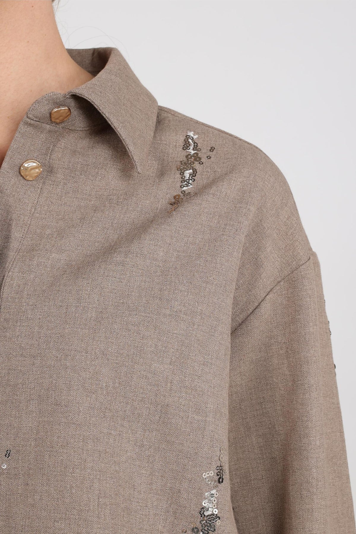 Taupe Nukus blouse Annelynn met pailletten, elegante damesblouse met glanzende details en comfortabele pasvorm.
