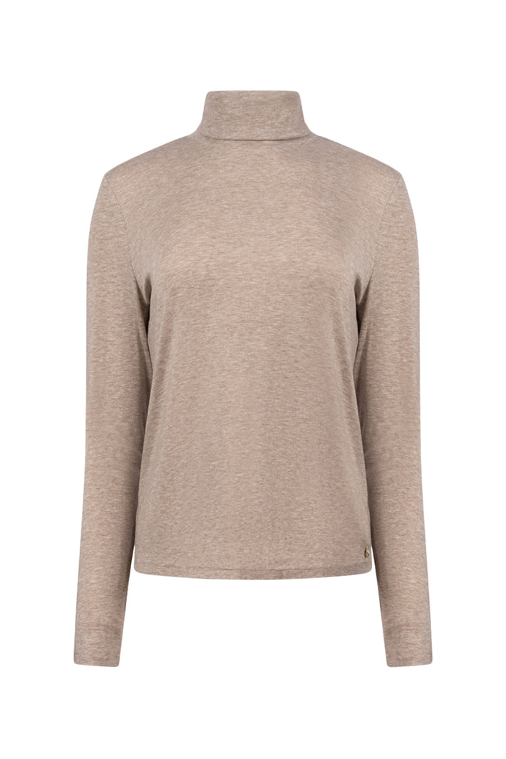 Taupe Nukus Ginny trui met lange mouwen en ronde hals, gedragen door een model op een neutrale achtergrond.