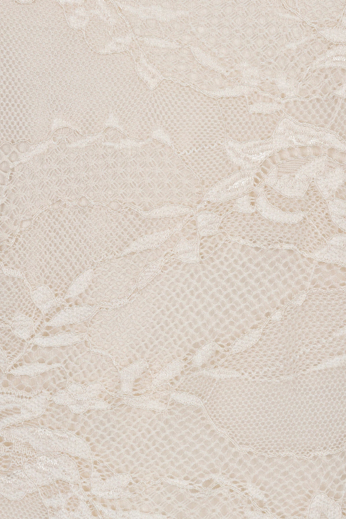 Lichte witte kanten top van EsQualo, model Monique, met delicate details en elegante pasvorm.