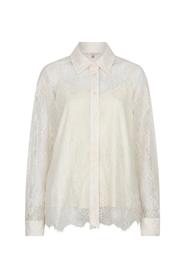 Oversized kanten blouse van EsQualo in vaniljetint, met losvallende pasvorm en elegante details, op een model gedragen.