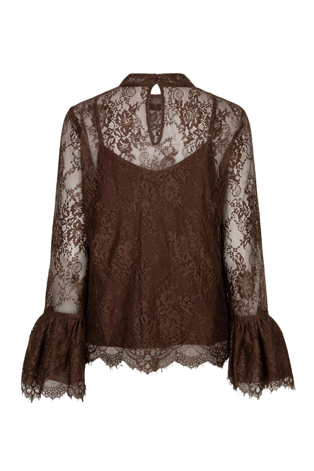 Lichte kofferkleurige blouse van EsQualo met trompetmouw en kanten details, getoond op een model.