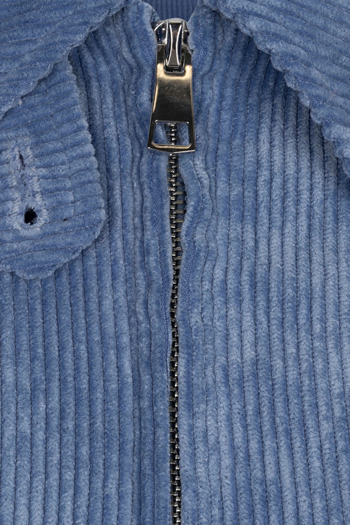 Donkere sky blue bomber jas van ribcord met ritssluiting en elastische boorden, door EsQualo, op een model gedragen.