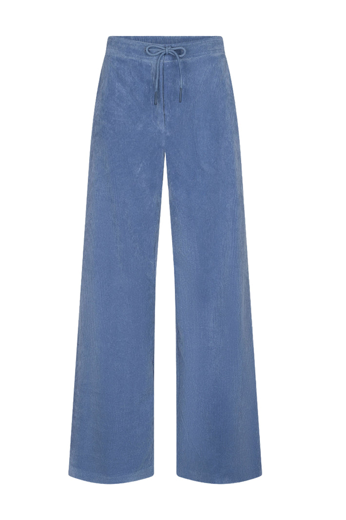 Brede ribcord broek van EsQualo in donkerblauw, wijdvallend model met comfortabele pasvorm, zichtbaar op de foto.