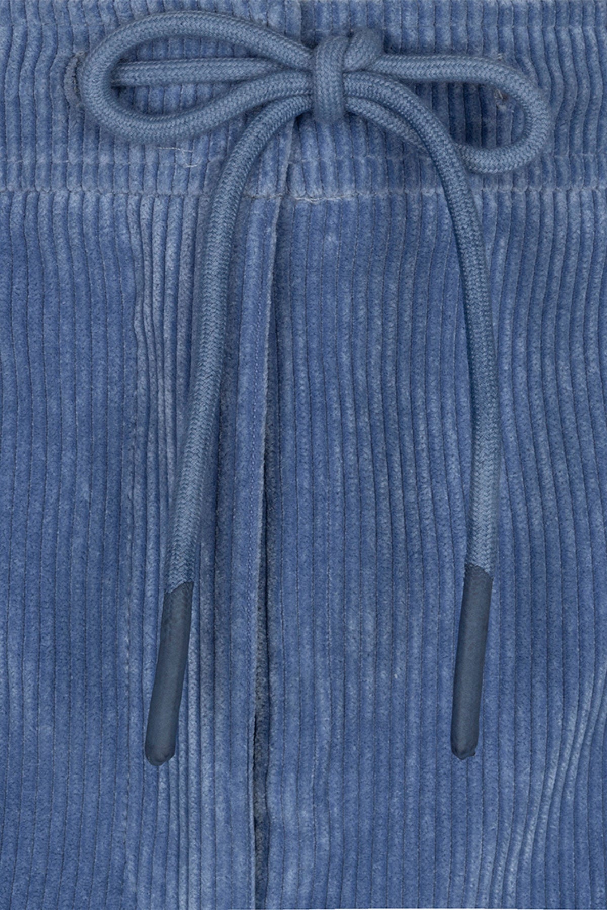 Brede ribcord broek in donkerblauw van EsQualo, wijdvallend model met comfortabele pasvorm, zichtbaar op model.