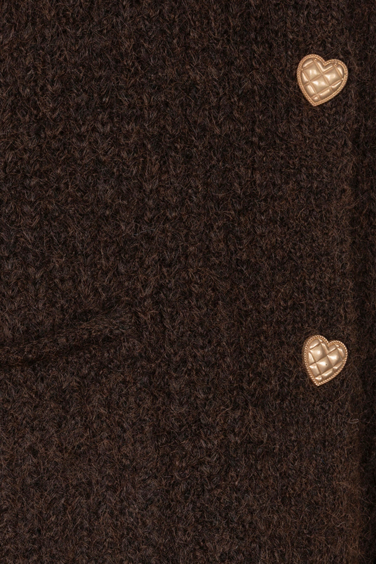 Donkere koffiebruine EsQualo vest met sierknopen en stijlvolle details, gedragen door een model op een modieuze foto.