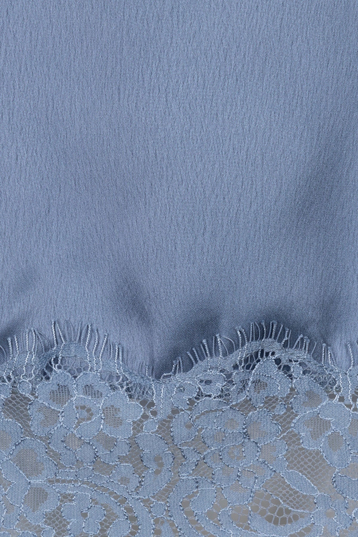 Donkerblauw satijnen top met kanten details van EsQualo, model Monique, elegante en verfijnde pasvorm.
