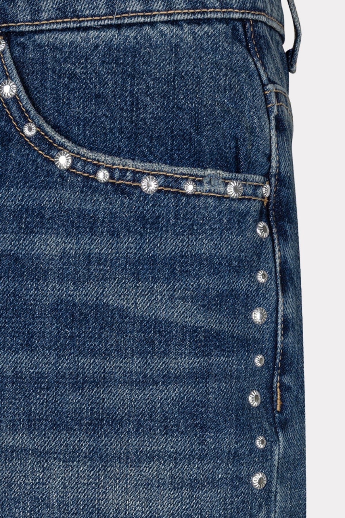 Donkerblauwe wide jeans van denim met rhinestones, ontworpen door EsQualo, getoond op een model.