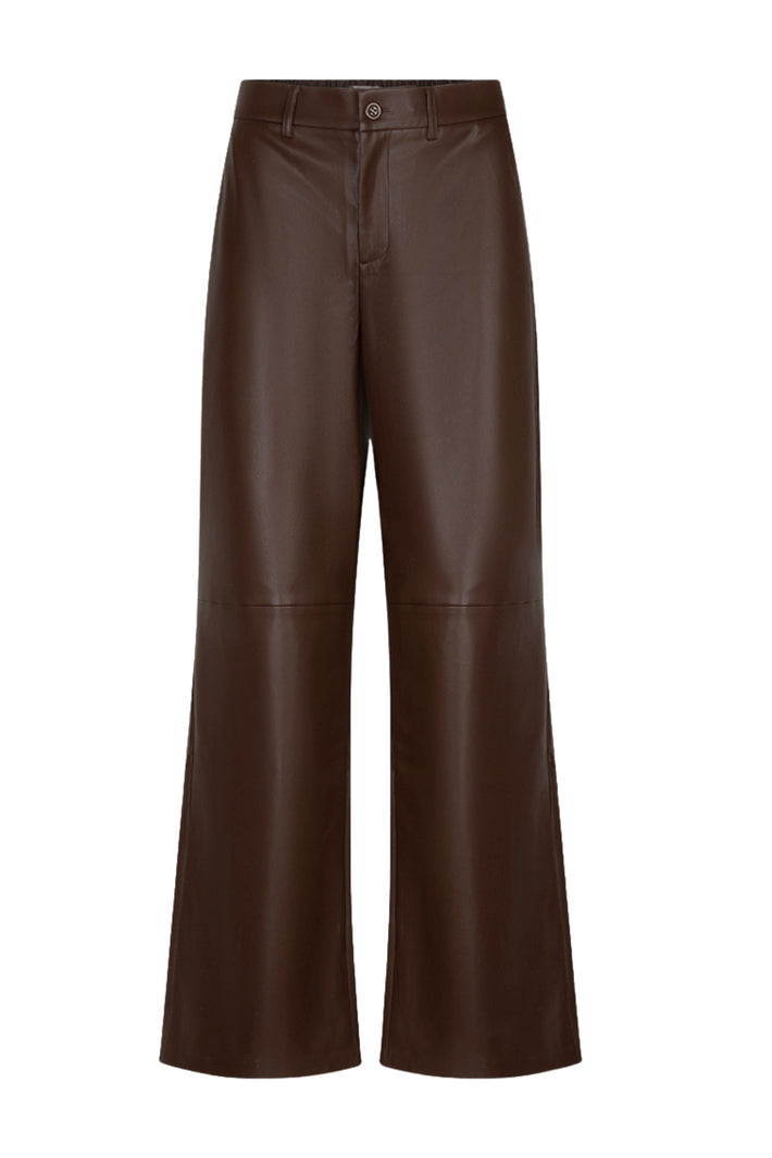 Brede EsQualo PU broek in koffiebruin, wijde pasvorm, model MONIQUE, getoond op een model op de foto.