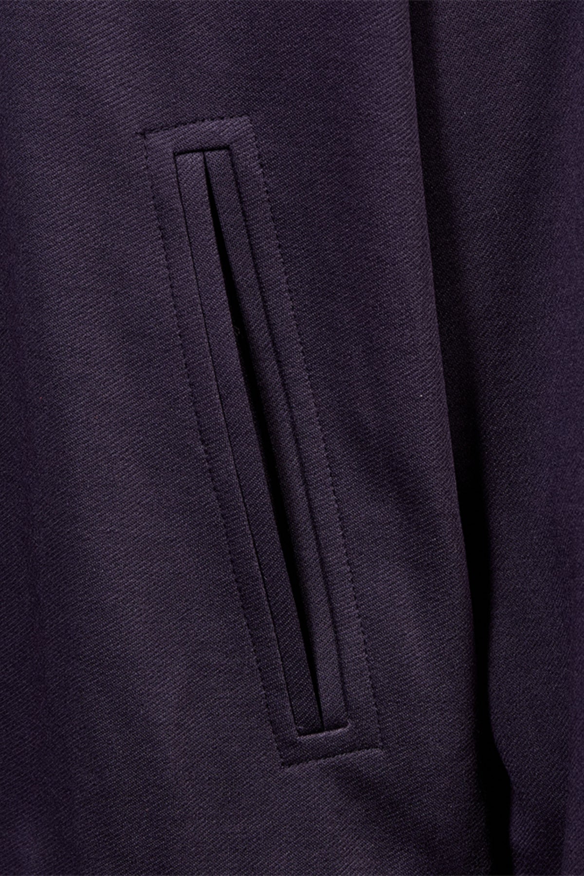 Donkere Freequent Fqnanni Balloon Nightshade jas met pufferstijl en oversized pasvorm, zichtbaar op de afbeelding.