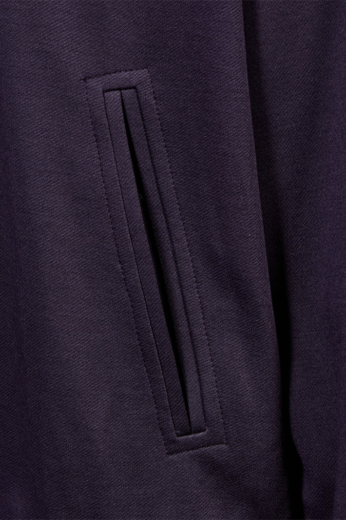 Donkere Freequent Fqnanni Balloon Nightshade jas met pufferstijl en oversized pasvorm, zichtbaar op de afbeelding.