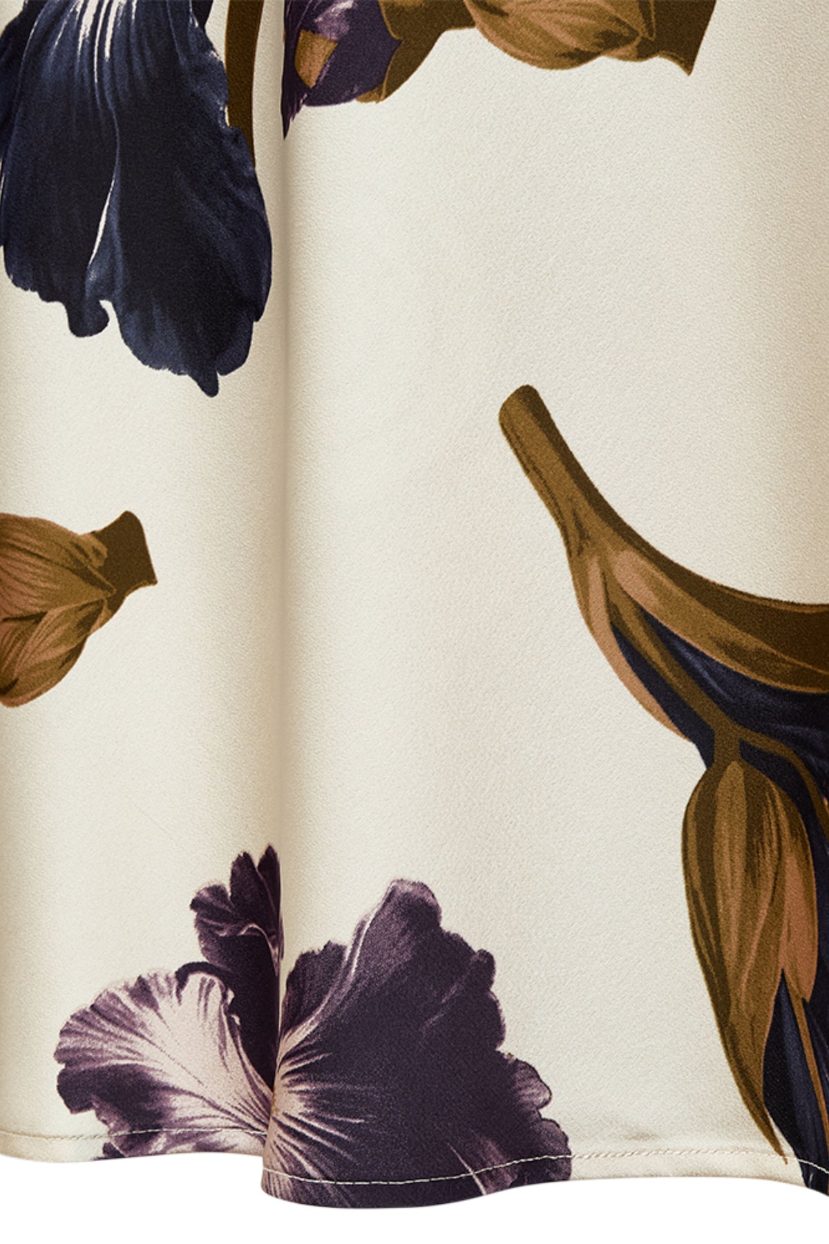 Donkere rok Fqzila Moonbeam Nightshade van Freequent met bloemenprint en tailleband, gedragen door model op witte achtergrond.