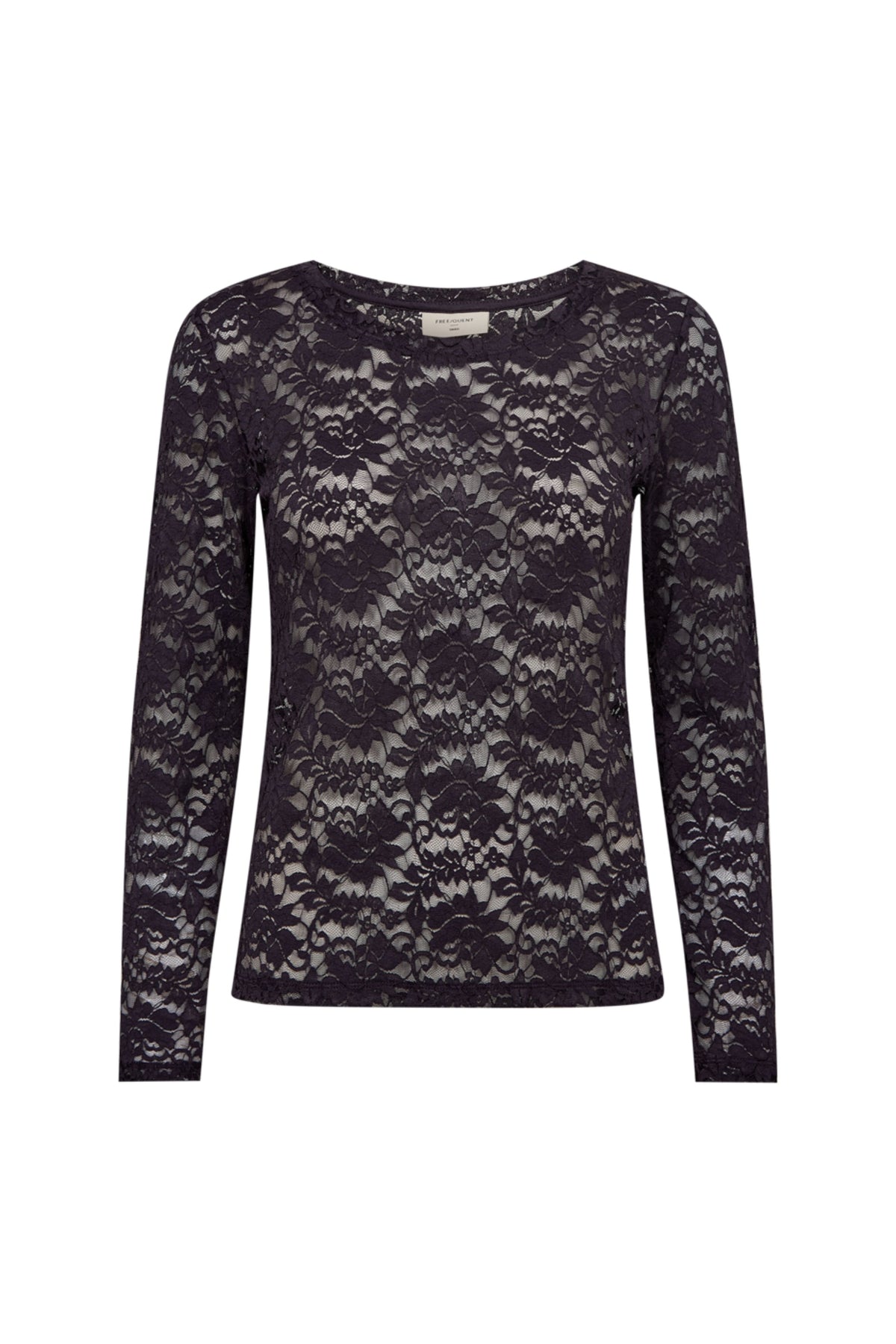 Freequent Top Fqsaldo Nightshade met lange mouwen en kleurrijk patroon, gedragen door model op zwart achtergrond.