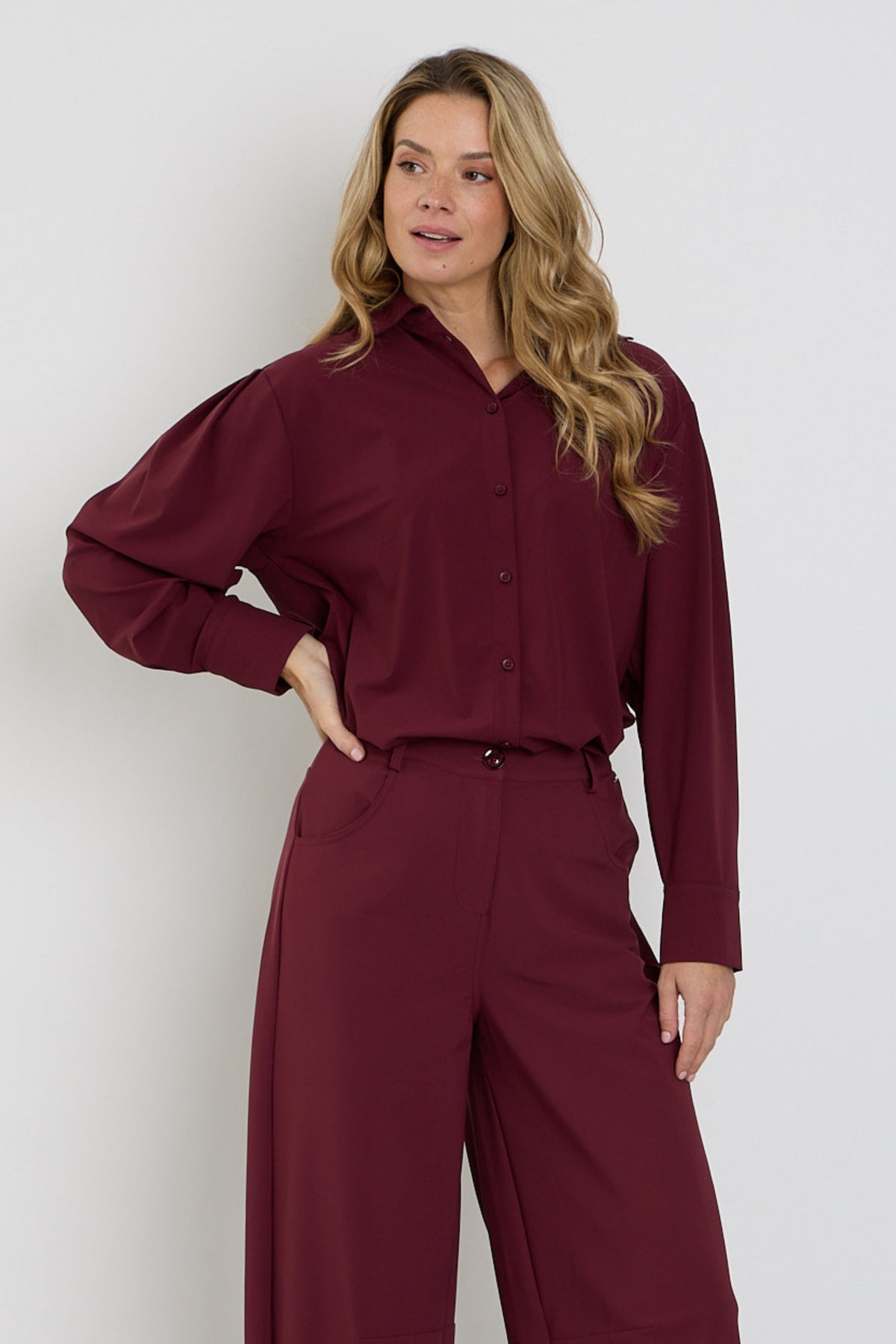 Lichte bordeaux reisblouse van Mi Piace, close-up afbeelding van de stijlvolle blouse met zachte stof en elegante snit.