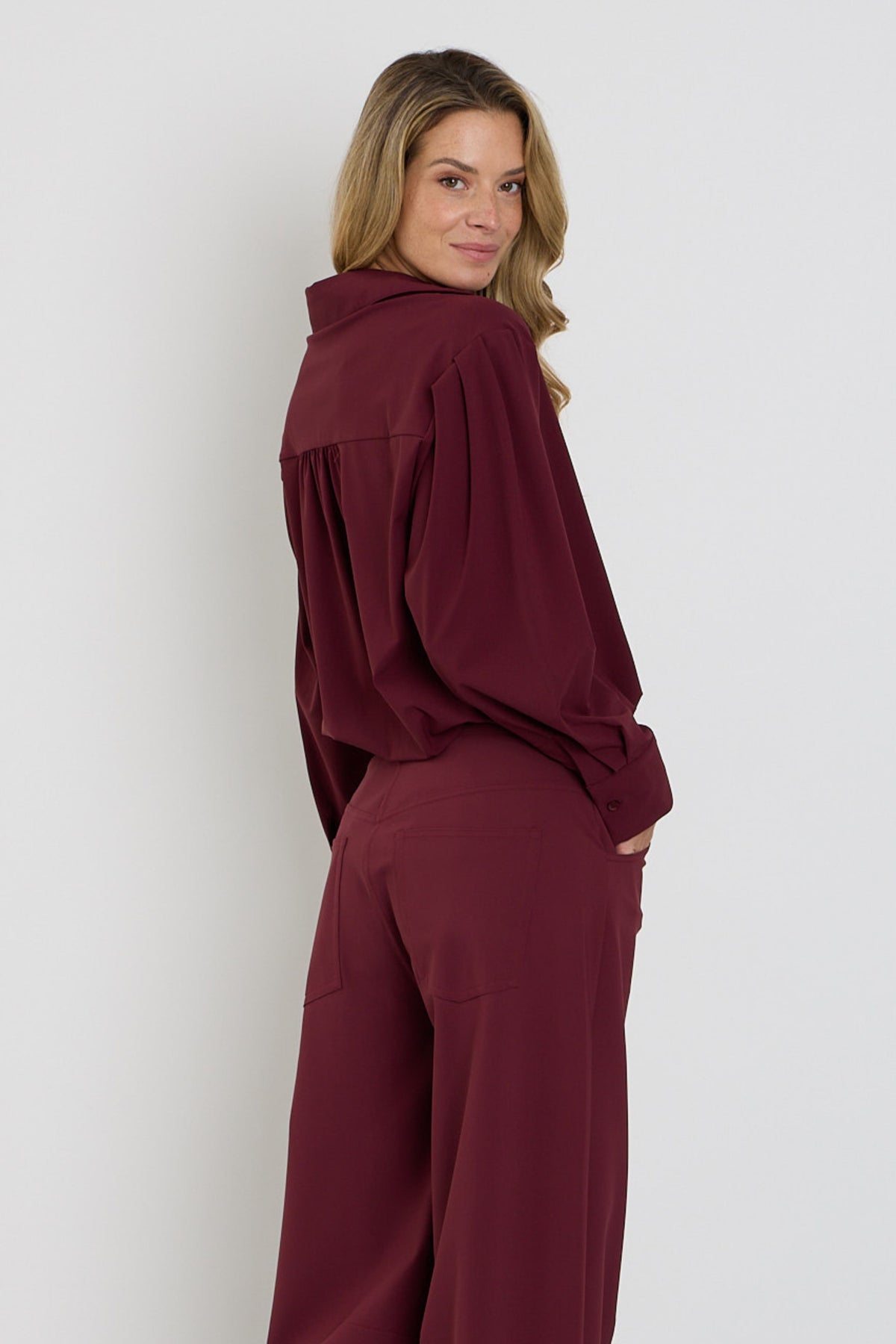 Lichtbruine reisblouse van Mi Piace, comfortabel en stijlvol, met een subtiele glans en elegante snit, geschikt voor reizen en casual dragen.