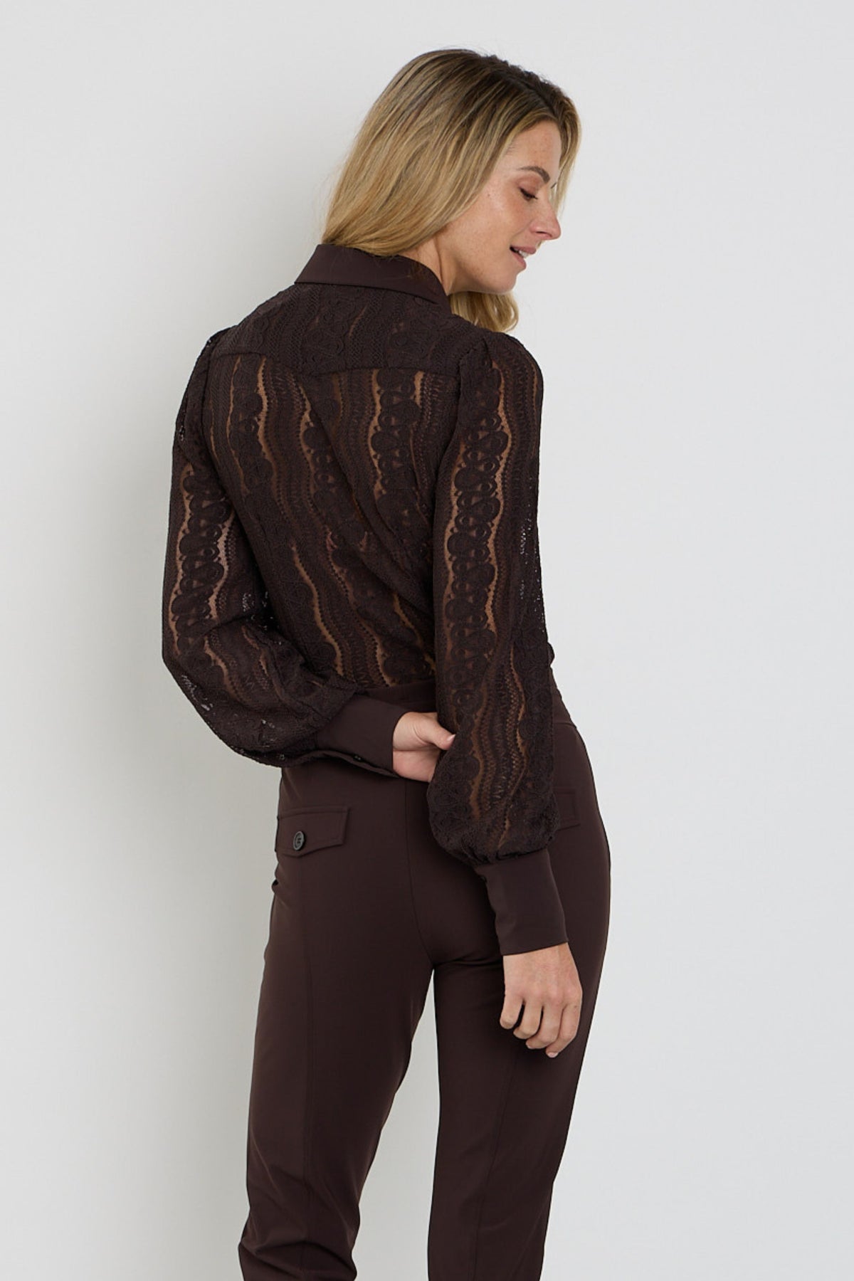 Gebloemde reisblouse van Mi Piace in espressokleur, met lichte stof en stijlvolle pasvorm, gedragen door een model.