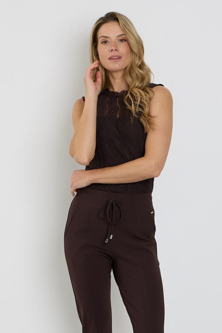Mi Piace Travel Top Kant Espresso, elegante top met kantdetails in espresso kleur, perfect voor stijlvolle reizen.