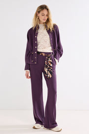 Zwarte aubergine broek met bijpassende scarf van Tramontana, getoond op een model voor een stijlvolle uitstraling.