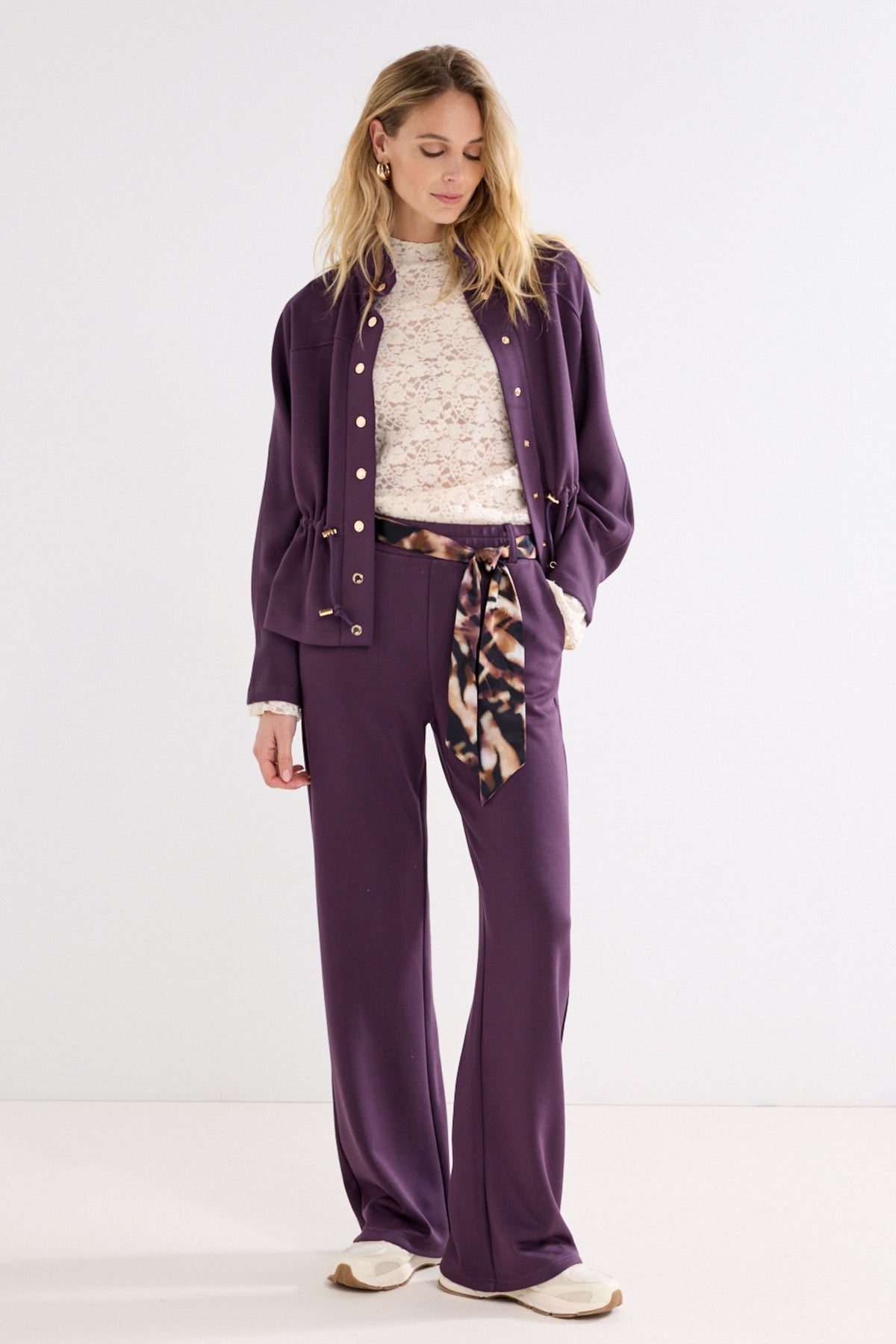 Zwarte aubergine broek met bijpassende scarf van Tramontana, getoond op een model voor een stijlvolle uitstraling.