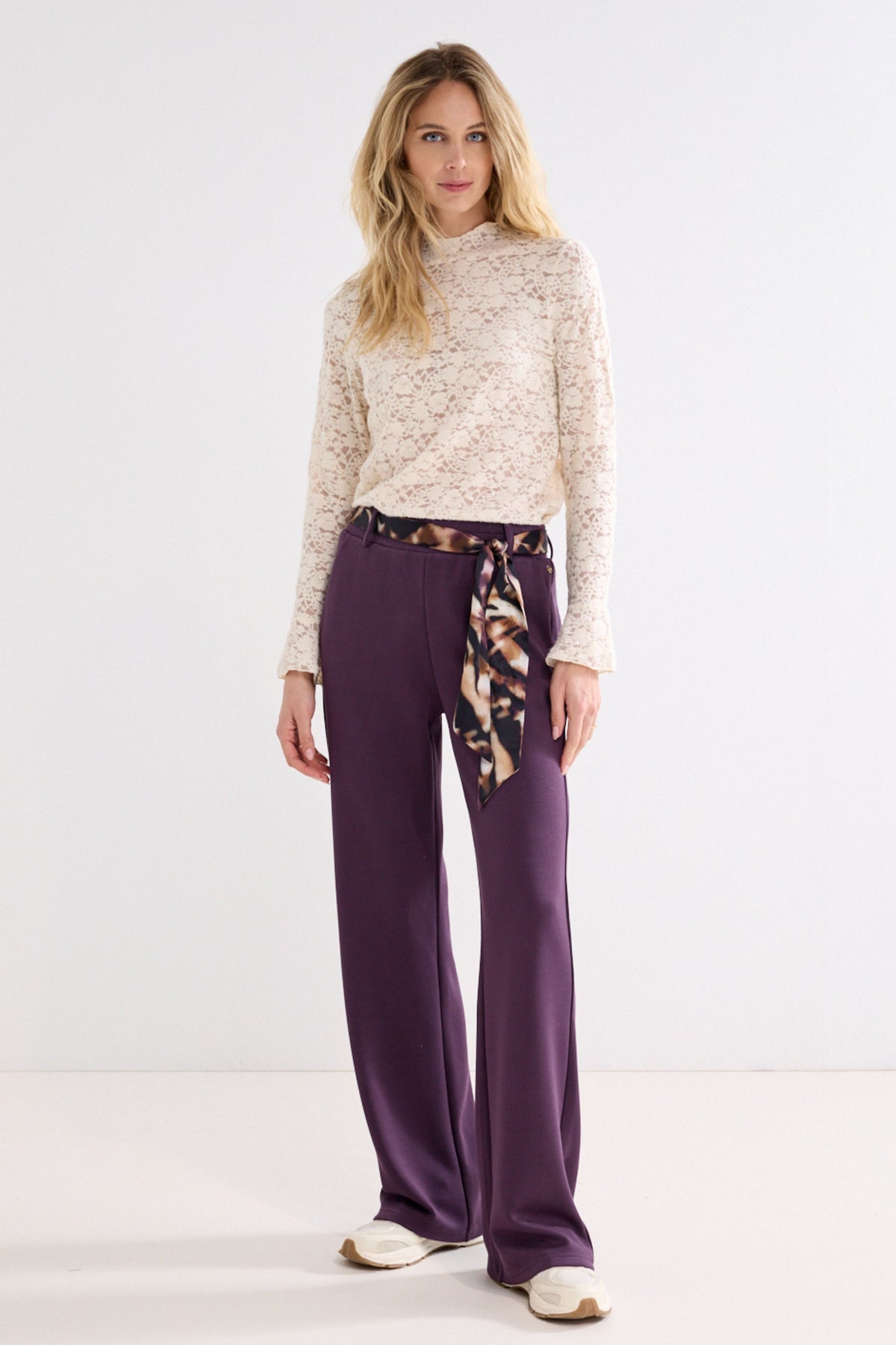 Aubergine en zwarte Tramontana broek met bijpassende sjaal, stijlvolle dameskleding op een model, moderne casual look