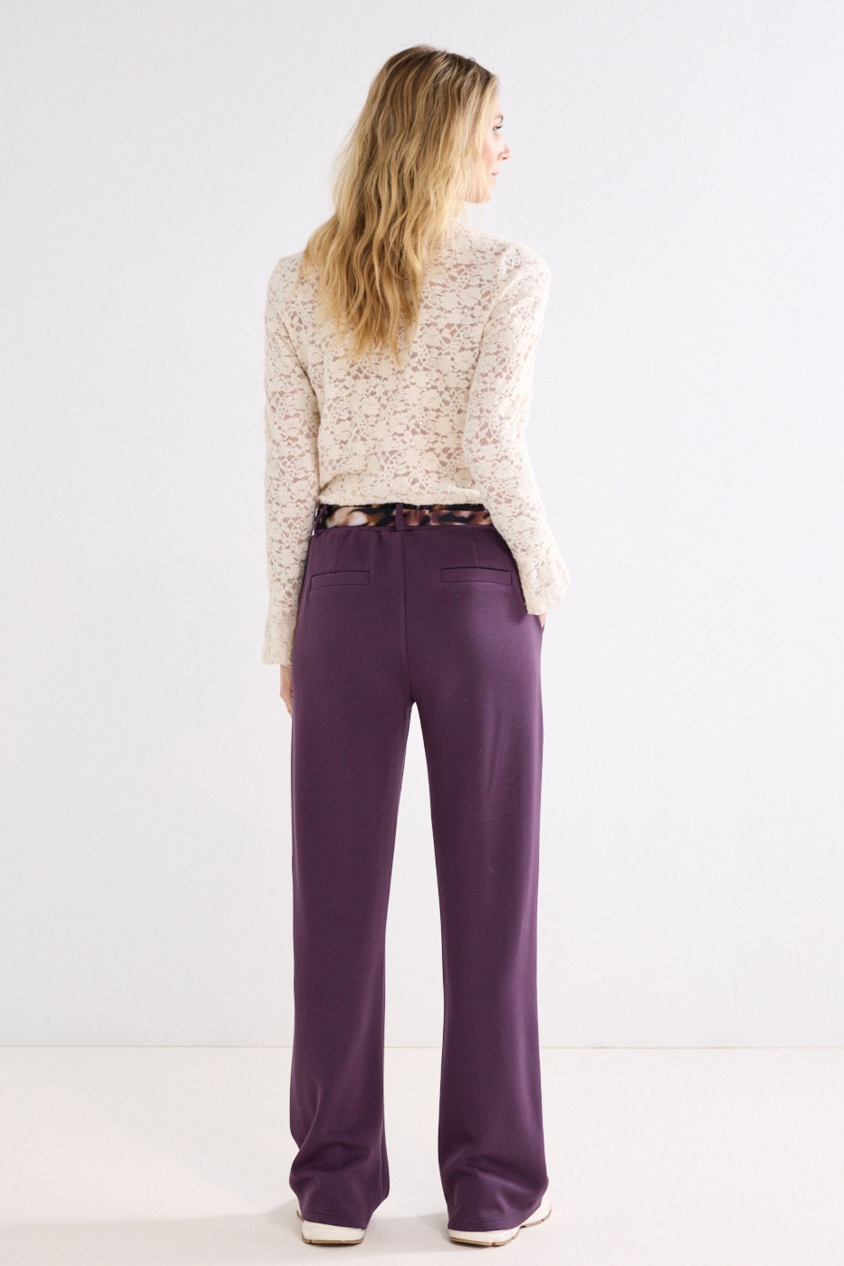 Aubergine en zwarte Tramontana broek en scarf, getoond in een stijlvolle modeshow, met details van de stof en pasvorm.