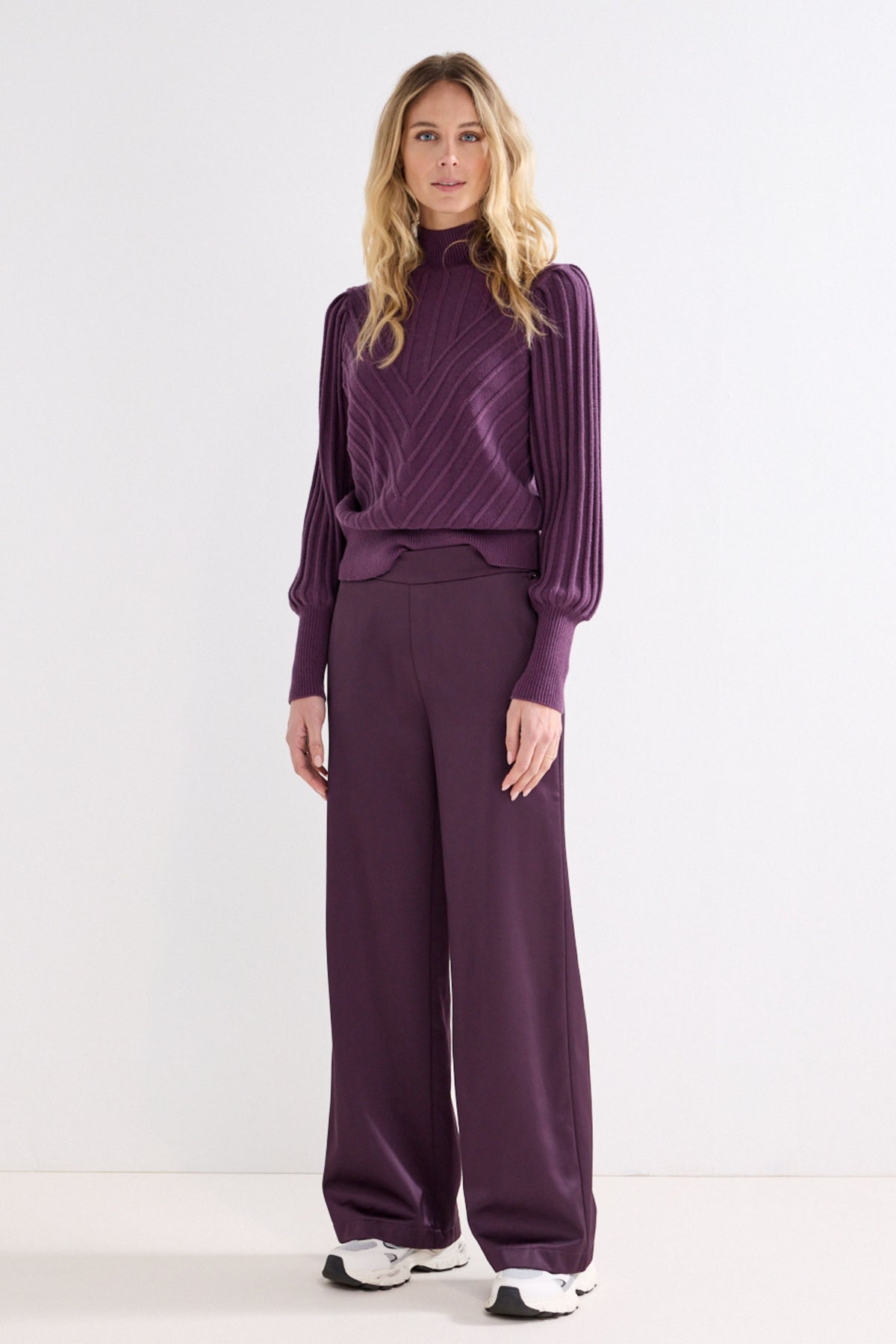 Zwarte aubergine bonded satijnen broek van Tramontana, elegante en glanzende stoffen, getoond op een model.