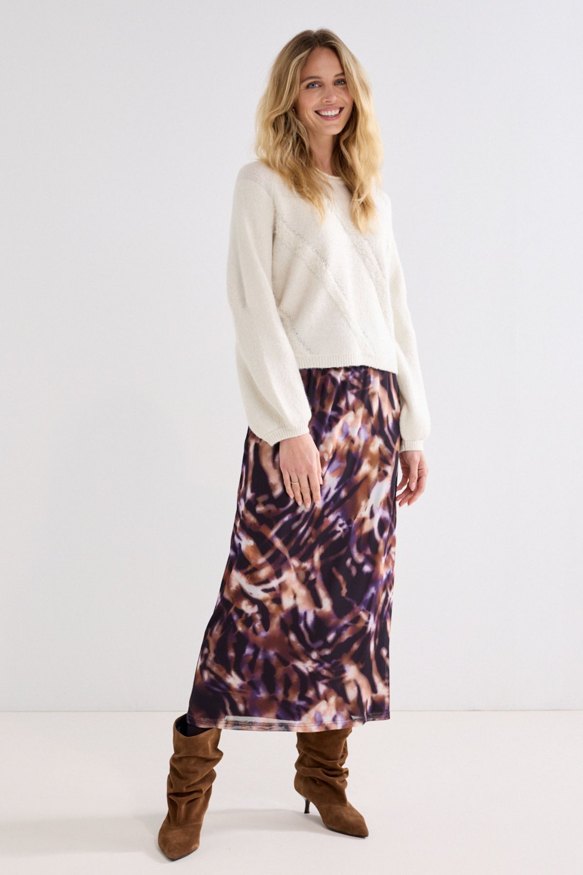 Lila winter rok Tramontana Eclipse print met bloemen en bloemenmotief, geschikt voor koude dagen, op een witte achtergrond.