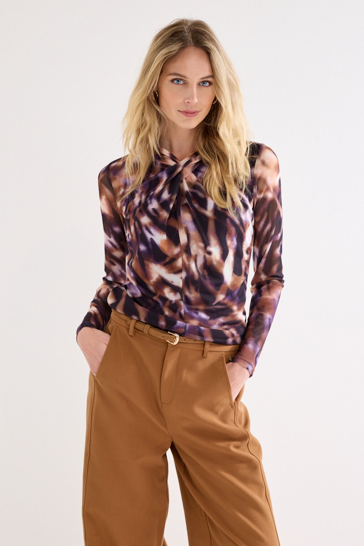 Tramontana wintertop met paarse Eclipse print, C15-22-401, zichtbaar met gedetailleerde print en comfortabele pasvorm.