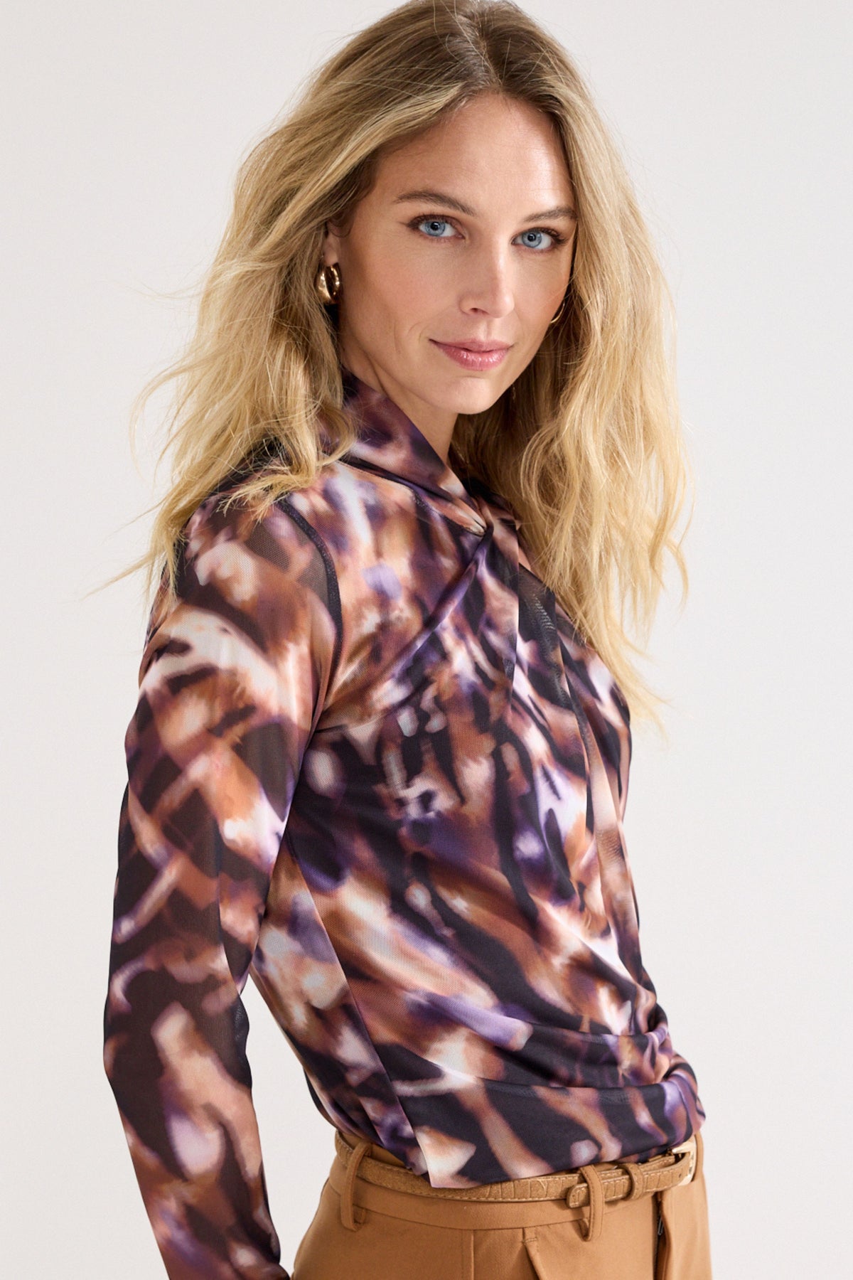 Tramontana wintertop met eclipse print in paarse tinten, modieus en warm, zichtbaar in de afbeelding.