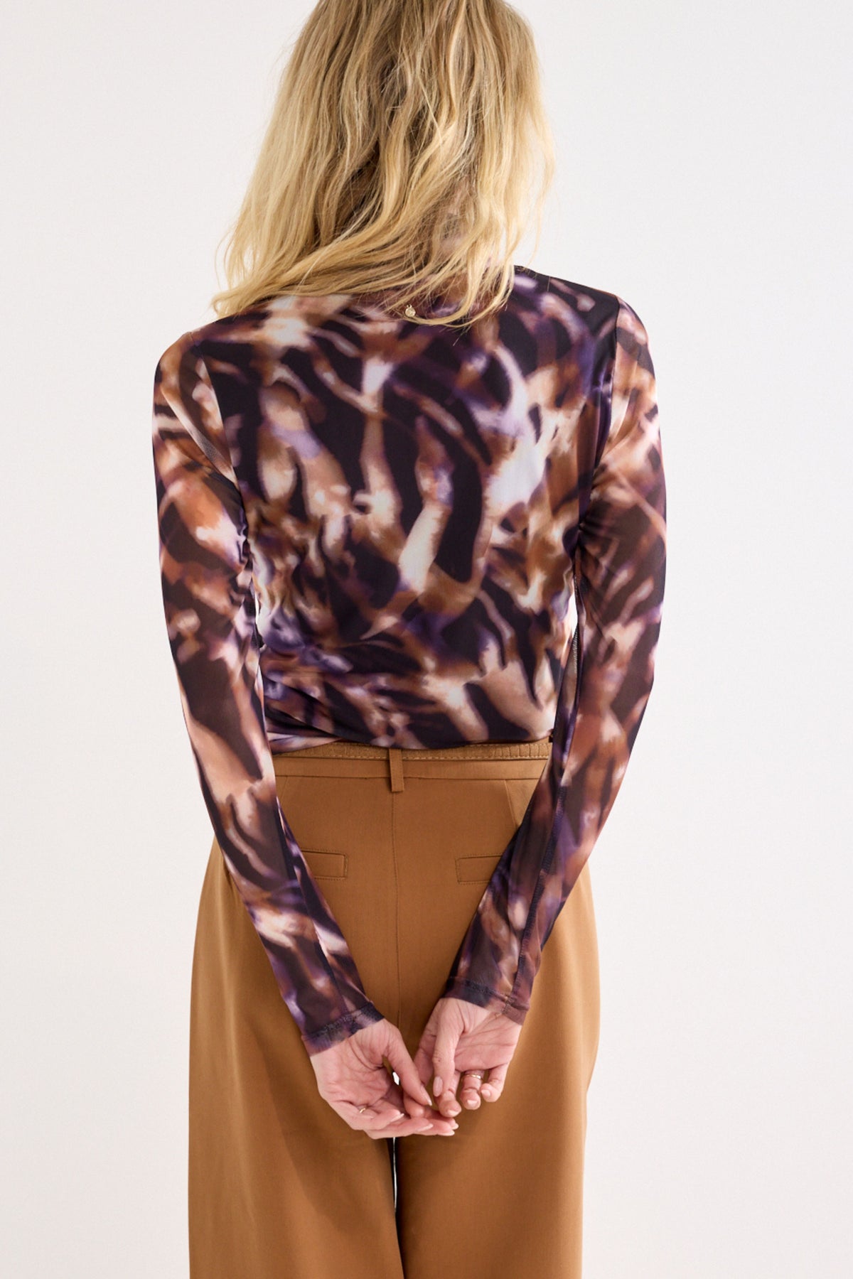 Tramontana wintertop met paarse Eclipse-print, stijlvolle en comfortabele dameskleding voor koud weer.