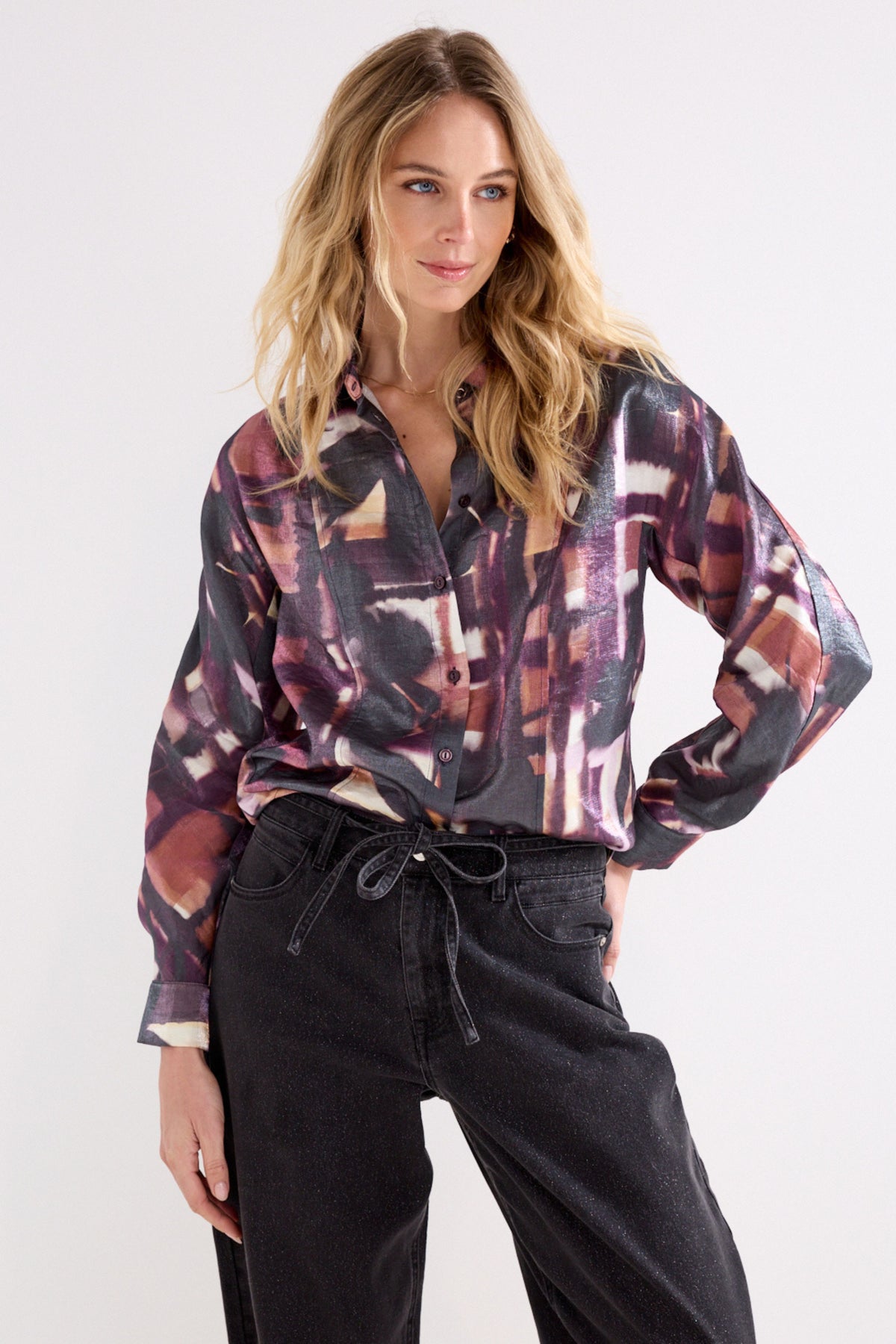 Zwarte blouse van Tramontana met bloemen en ruitpatroon, casual print, korte mouwen en stijlvolle uitstraling.