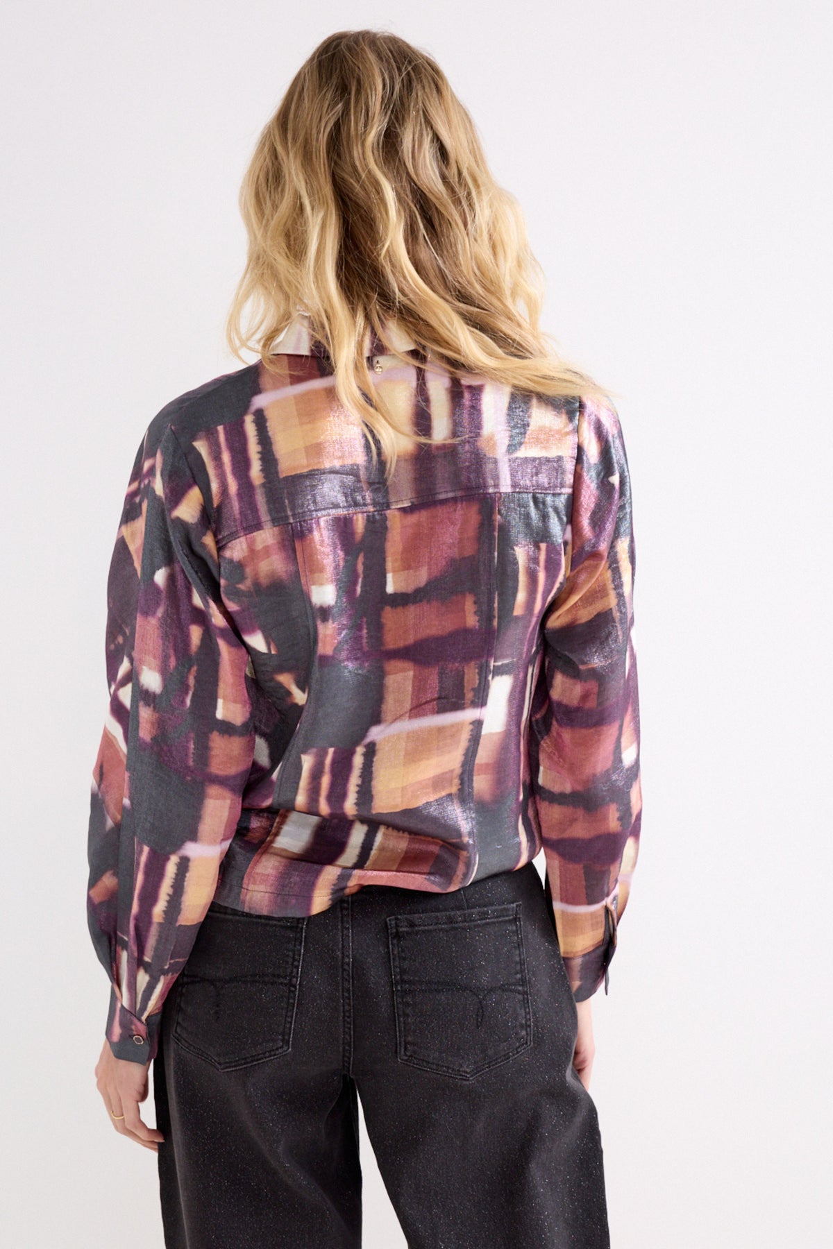 Zwarte blouse van Tramontana met bloemenprint en ruitpatroon, korte mouwen en elegante pasvorm, geschikt voor casual en formele gelegenheden.